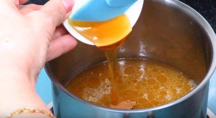 Cucinare la salsa d'anatra.