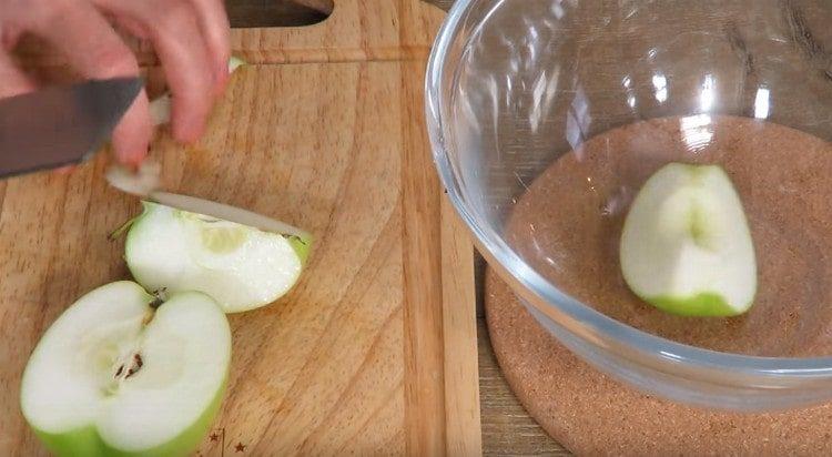 Κόψτε τα μήλα σε τρίμηνα.