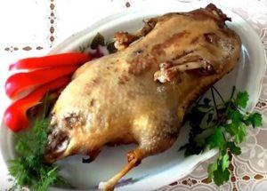 Saftige Ente in der Hülse im Ofen: ein einfaches schrittweises Rezept mit einem Foto.
