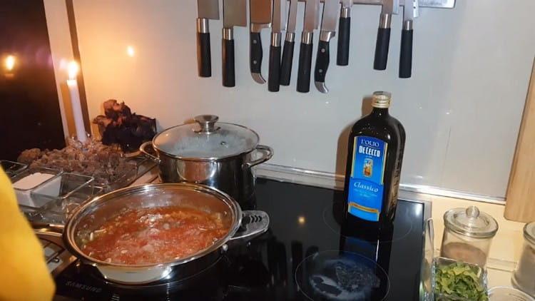 Lisää tomaatit ja paprikat sipuliin kanssa selleri.