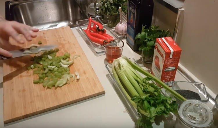 nasekejte stonky celeru.