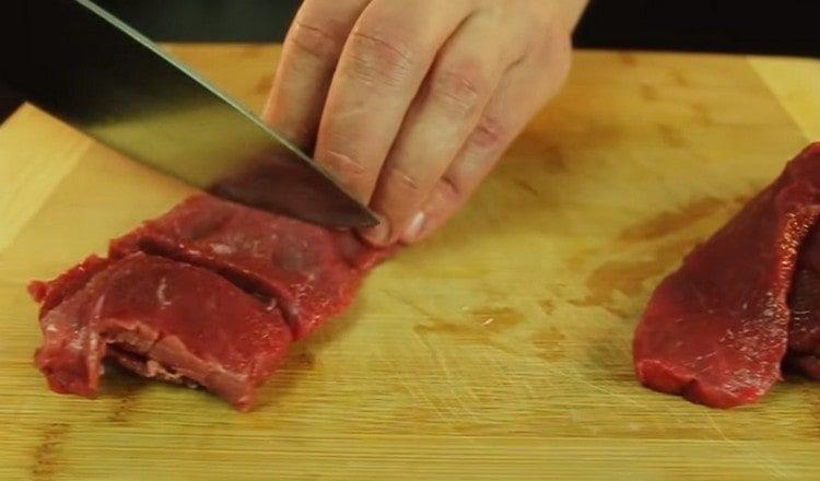 Нарежете говеждото месо на парчета.