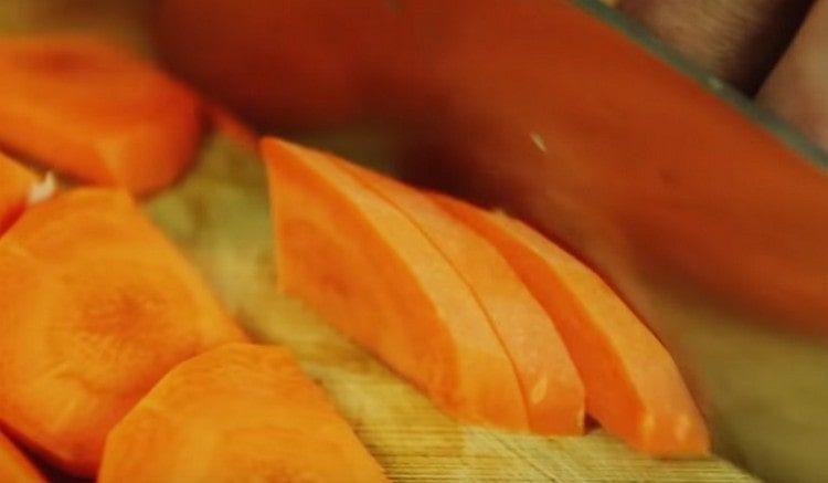 Tritare le carote.