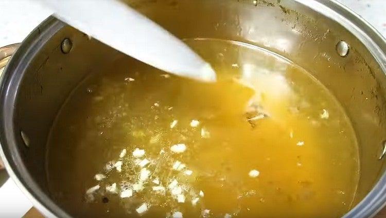 Spremi l'aglio nel brodo, mescola.