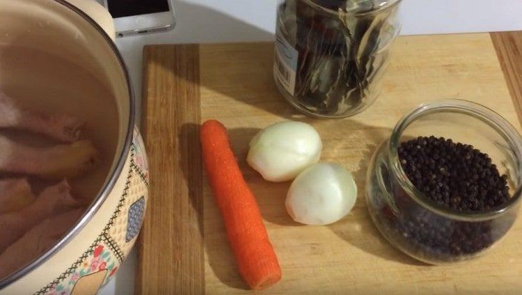 Ξεφλουδίστε τα κρεμμύδια και τα καρότα.