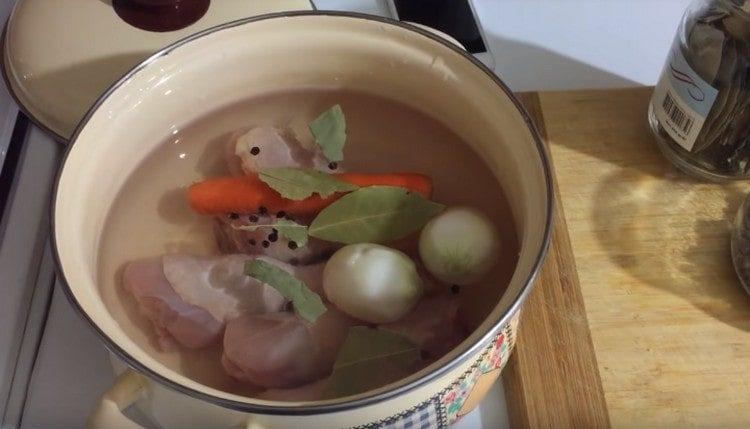 Разстиламе пилешки бутчета, зеленчуци, чушки, дафинови листа в тиган.