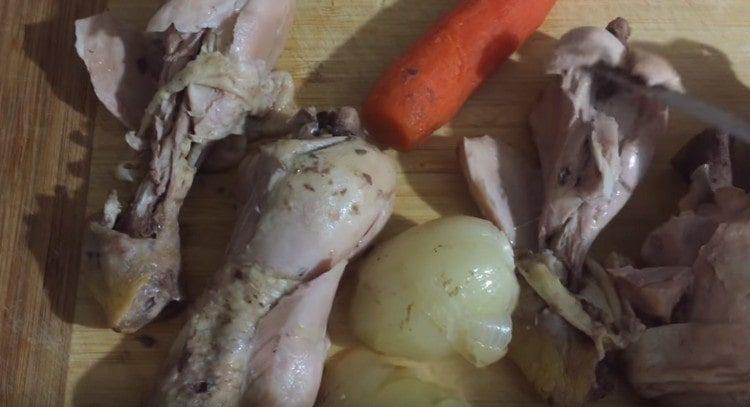 τα μαγειρεμένα λαχανικά και το κοτόπουλο παίρνουμε από το ζωμό.