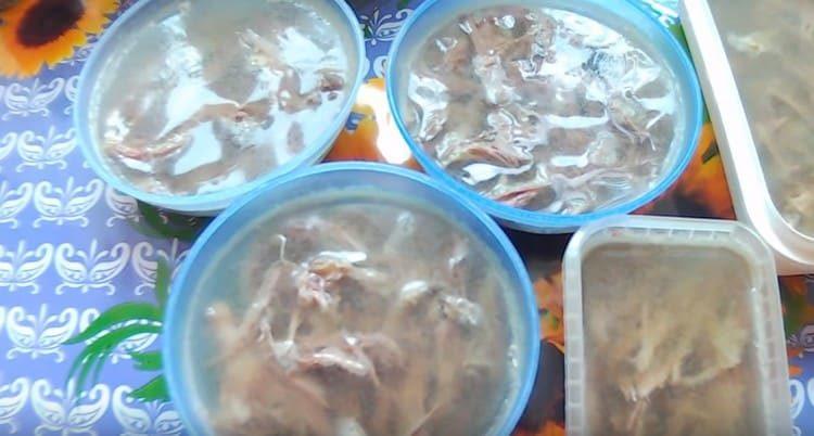 Narito ang tulad ng isang simpleng jellied recipe.