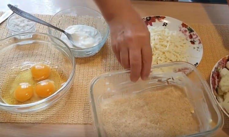 Lubricate ang baking dish na may mantikilya at iwisik ang mga breadcrumbs.