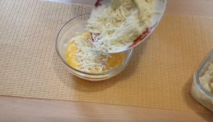 Προσθέστε τυρί, ανακατέψτε το γεμιστό.