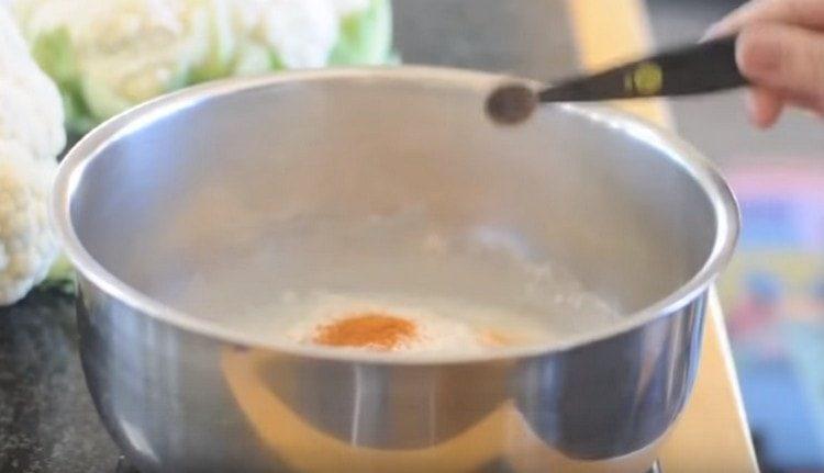 Készítünk tésztát víz, liszt és fűszerek alapján.