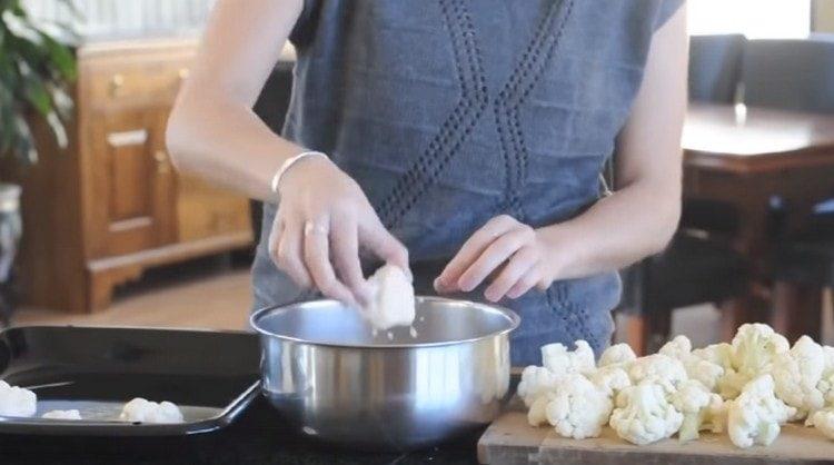 потопете всеки резен зеле в тесто и разпределете върху лист за печене.