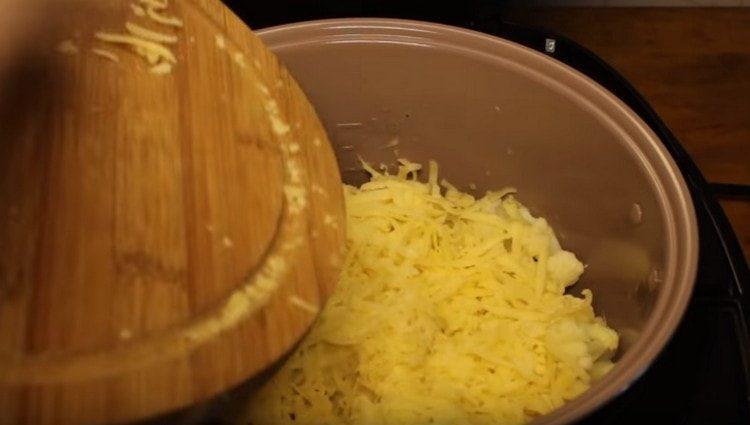 Megszórjuk a készítményt reszelt sajttal.