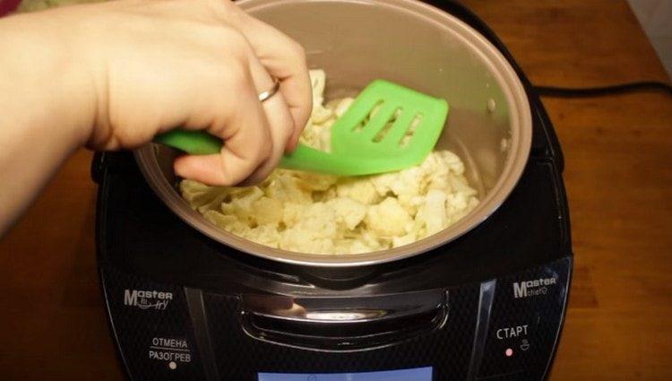 Απλώστε το κουνουπίδι σε βραστό νερό και μαγειρέψτε για 5 λεπτά.