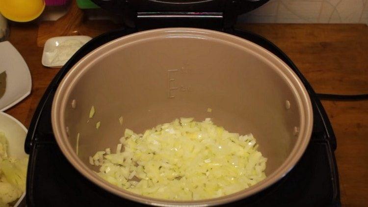 في وعاء متعدد المذاق بالزيت النباتي ، يقلى البصل.