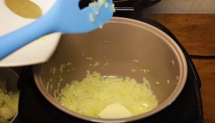 Fügen Sie der Zwiebel ein Stück Butter hinzu.