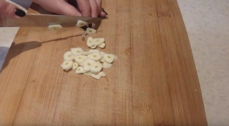 nasekejte jemně česnek.