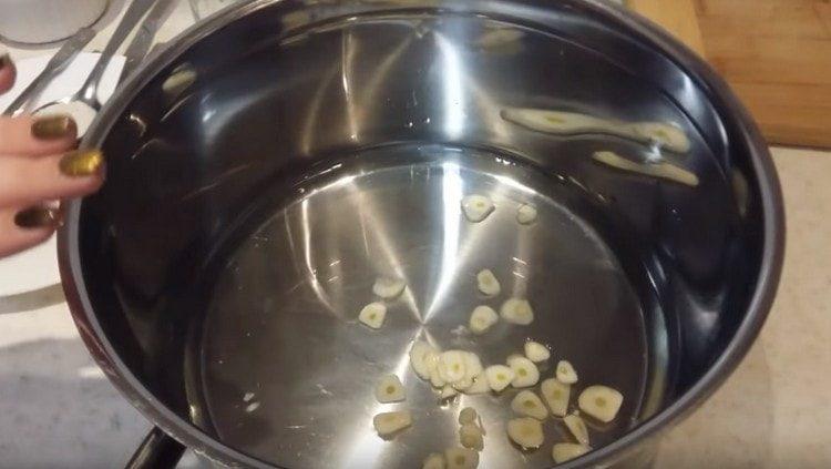 Versa dell'acqua nella padella, aggiungi l'aglio.