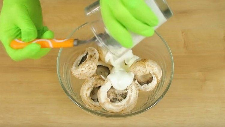 Pilzhüte marinieren in Joghurt und Gewürzen.