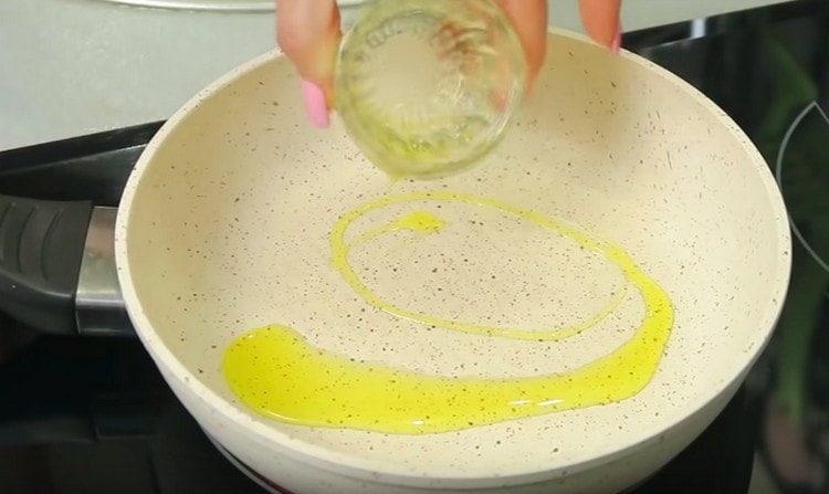scaldare la padella, versare l'olio d'oliva.