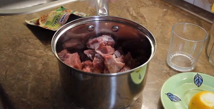 Tagliare la carne a fette, salare, versare sopra il succo di limone.