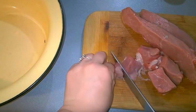 Wir schneiden das Fleisch in Scheiben.
