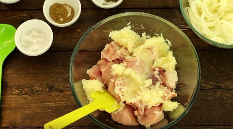 Нарежете месото на парчета, добавете към него каша лук.