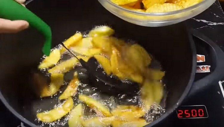 Frittierte Kartoffeln.