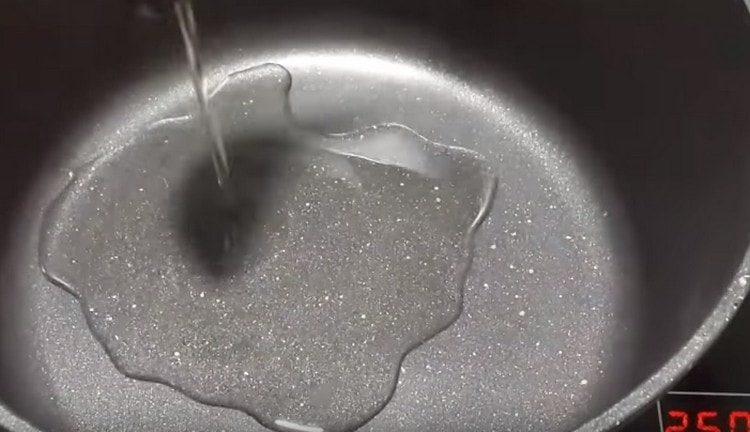 Gießen Sie eine neue Portion Öl in einen Kessel und lassen Sie es aufwärmen.