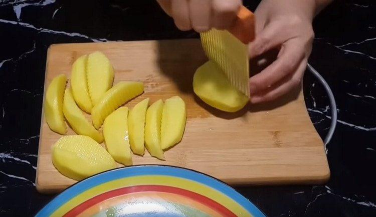 نقطع البطاطس إلى شرائح.