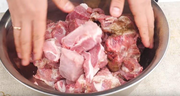 Разбъркайте месото със сол и черен пипер.