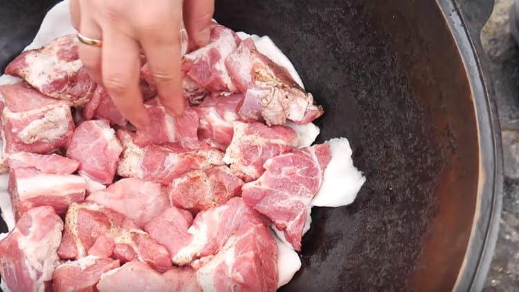 على رأس لحم الخنزير المقدد وضع قطعة واحدة من اللحم في طبقة واحدة.