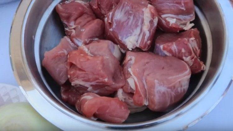 Нарежете месото на едри парчета.