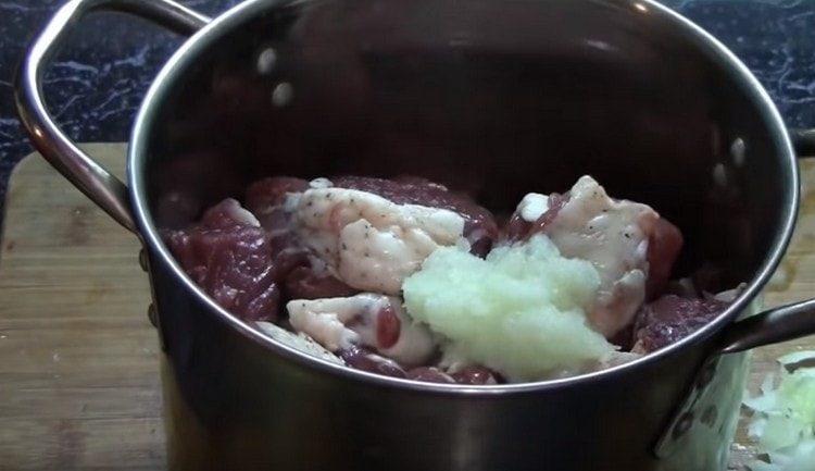 Aggiungi la cipolla grattugiata alla carne.
