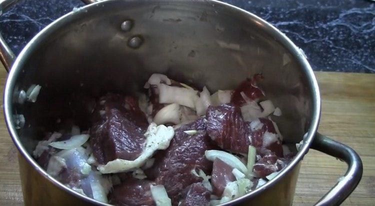 Mischen Sie das Fleisch mit der Zwiebel und lassen Sie es marinieren.