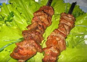Naghahanda kami ng makatas na kebab mula sa atay ayon sa isang sunud-sunod na recipe na may isang larawan.