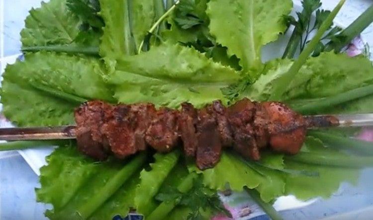 Qui abbiamo un kebab così appetitoso e succoso dal fegato.
