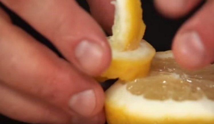 Wir schneiden einen Teil der Schale von der Zitrone ab und knoten ihn vorsichtig mit einem Knoten.