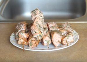 Cucinare un delizioso kebab di salmone secondo una ricetta passo-passo con una foto.