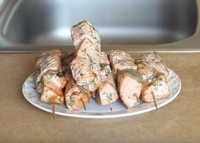 Paano malaman kung paano lutuin ang masarap na salmon kebab 🍢