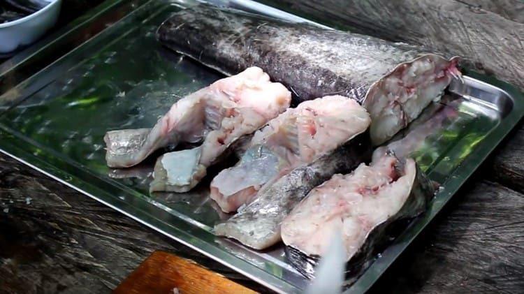 Tagliare il pesce gatto in bistecche.