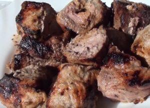 Keittäminen pehmeää ja mehukasta kebabia kefyrillä sianlihasta: resepti askel askeleelta valokuvilla.
