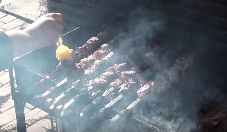 Di tanto in tanto quando si cucinano i kebab devono essere unti con la marinata.