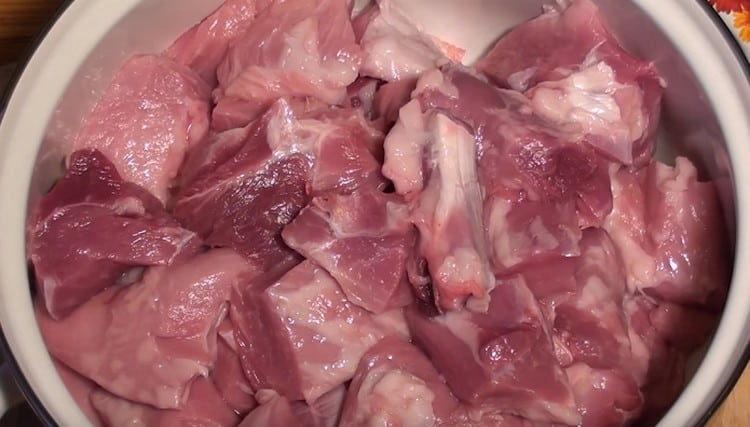 Mėsą supjaustykite skiltelėmis ir sudėkite į gilų indą.