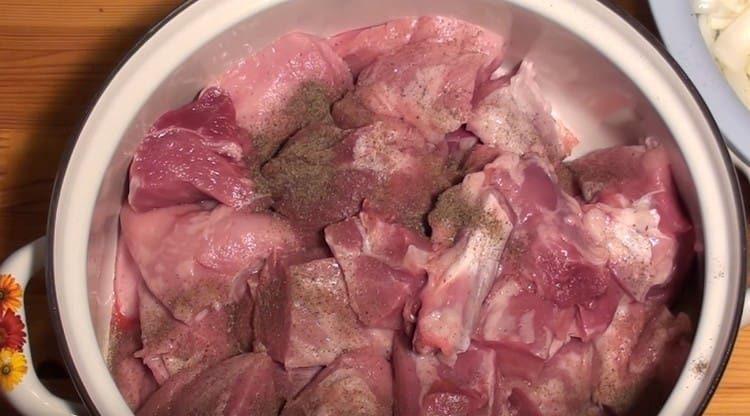 Mėsą ir svogūną pabarstykite pipirais.