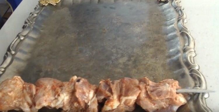 Βάζουμε κρέας στα σουβλάκια.