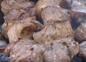 Inihahanda namin ang masarap na Armenian barbecue ayon sa isang sunud-sunod na recipe na may larawan.
