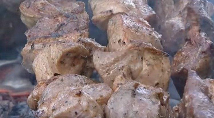 Shish kebab valmistetaan armeniaksi nopeasti.