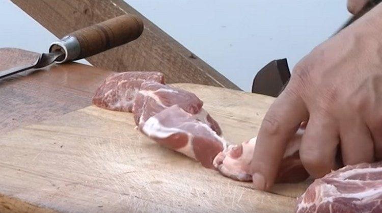 Tagliamo la carne a fette.