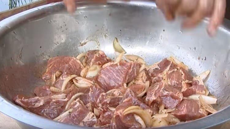 Ανακατέψτε το κρέας με κρεμμύδια.